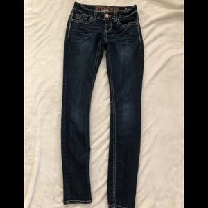 Comfy fitting skinny jeans. Rhinestone butt